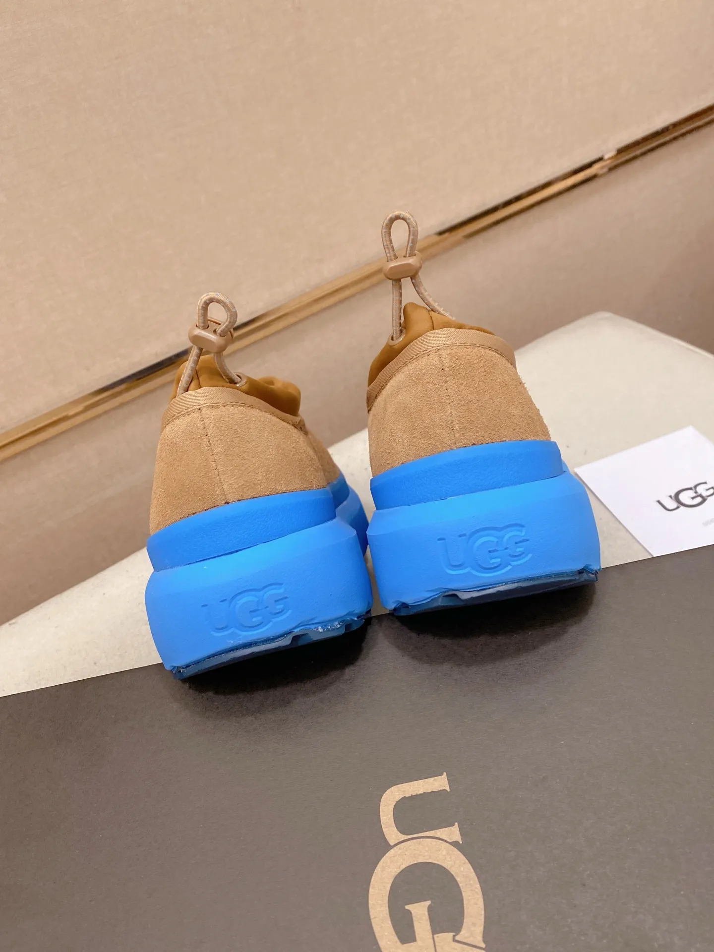 Factory price: 480💰Couple model💏 Same style as Wang Yibo, North American men's shoes Ugg ☃️In the special sale of new high-quality men's shoes snow boots in autumn and winter, the nemesis of extreme cold weather! Made of cowhide leather, merino wool lining, and original outsole, whether driving, outdoor or daily wear, there is always one that suits you! Male and female size: 35-46.